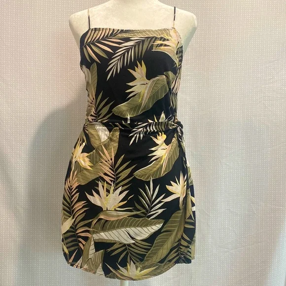 Volcom wrap romper. Excellent condition, never worn - Picture 2 of 8